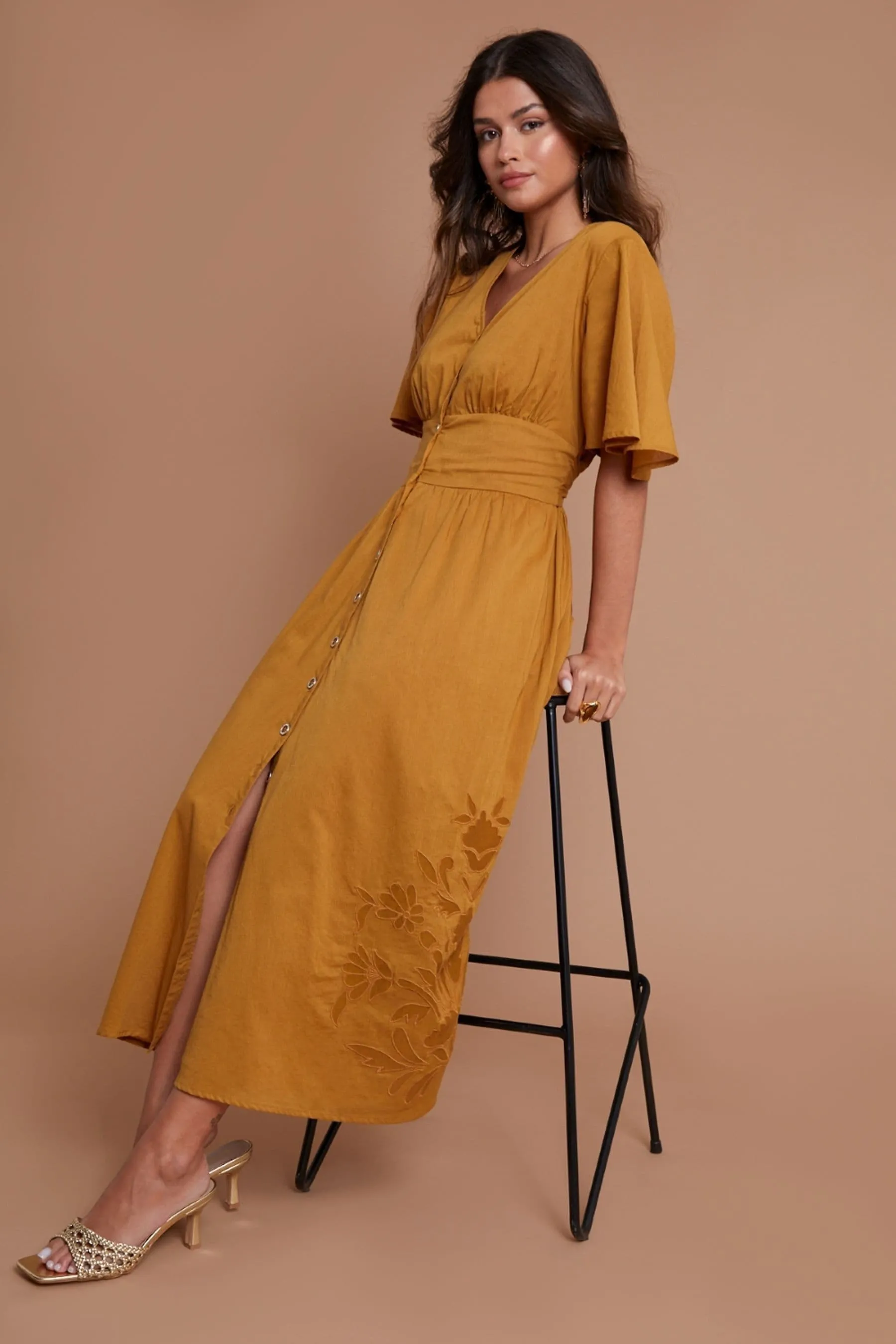 Another Sunday Oro - Abito midi Con bottoni maniche svasato con ricami