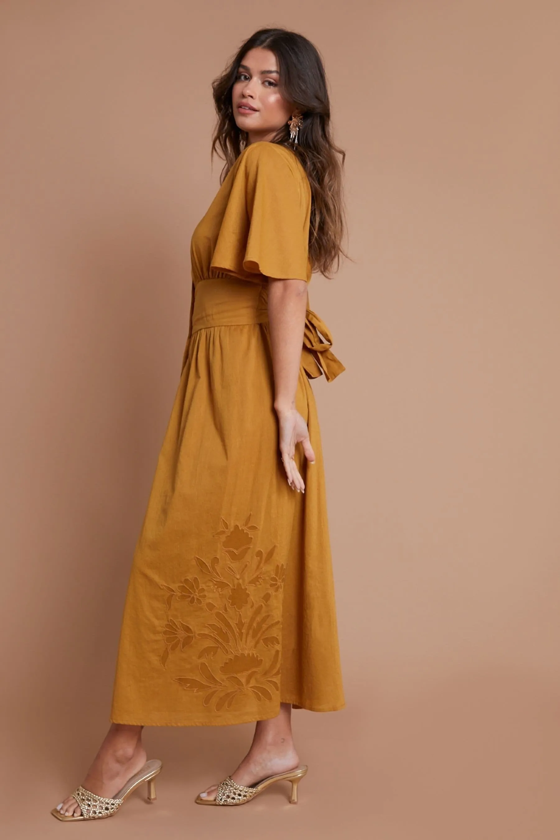 Another Sunday Oro - Abito midi Con bottoni maniche svasato con ricami