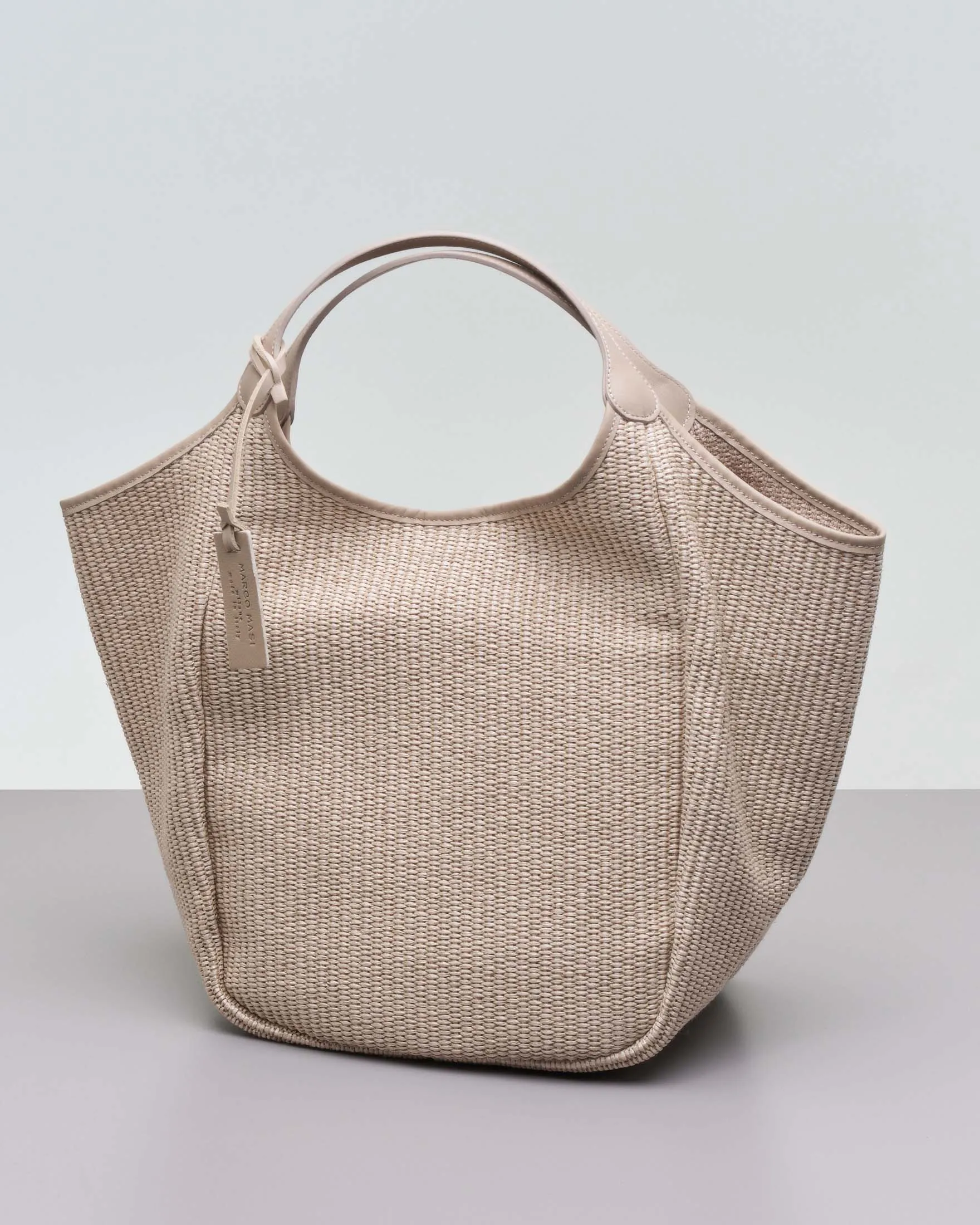 Borsa a spalla in raffia color ecrù con profili in pelle taupe