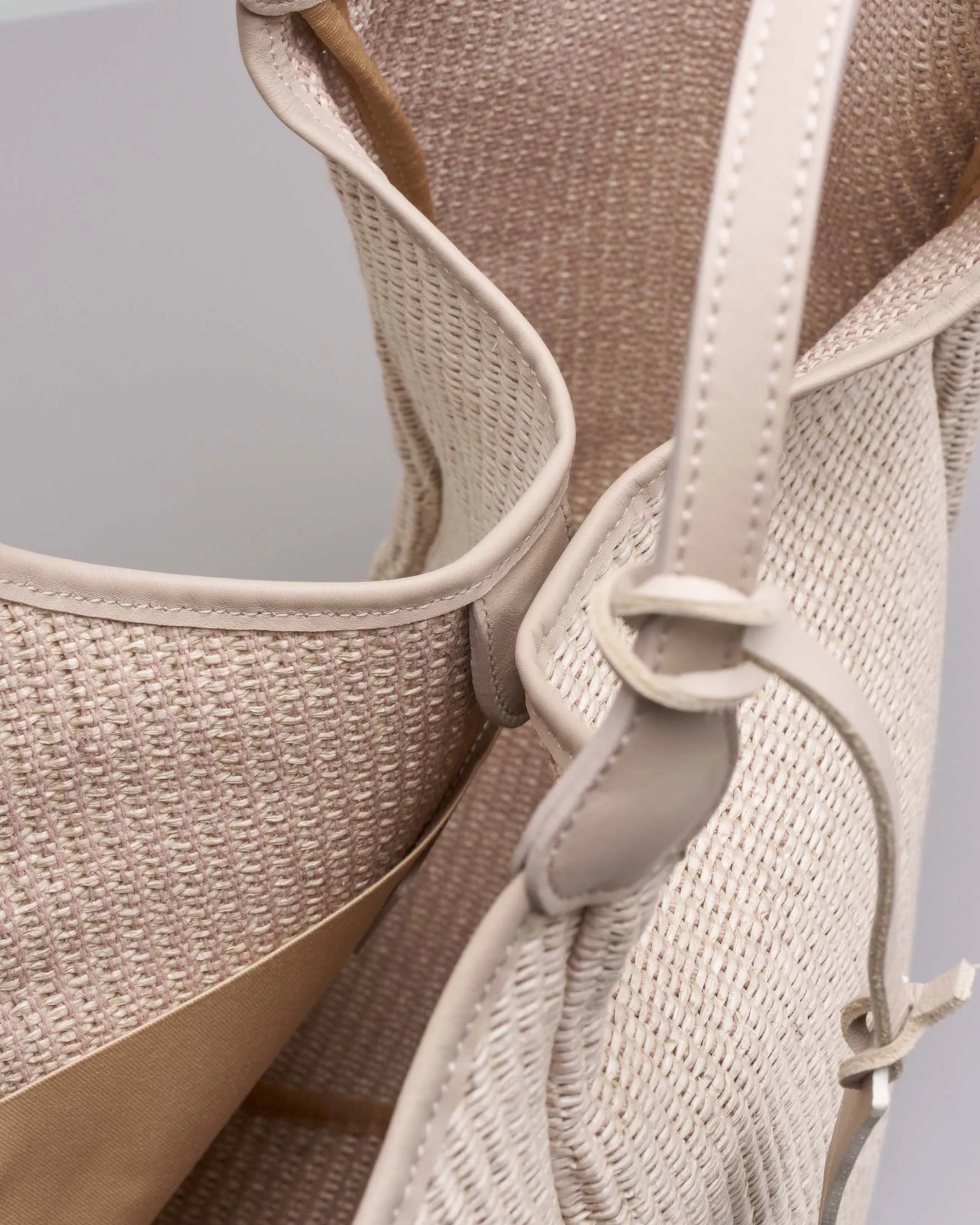 Borsa a spalla in raffia color ecrù con profili in pelle taupe