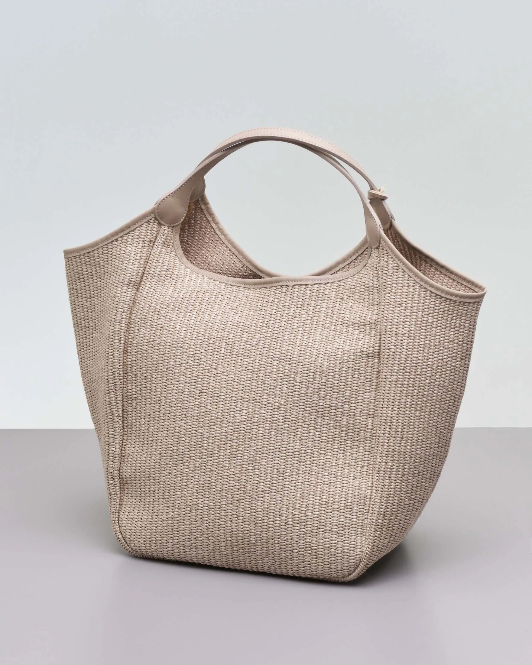 Borsa a spalla in raffia color ecrù con profili in pelle taupe