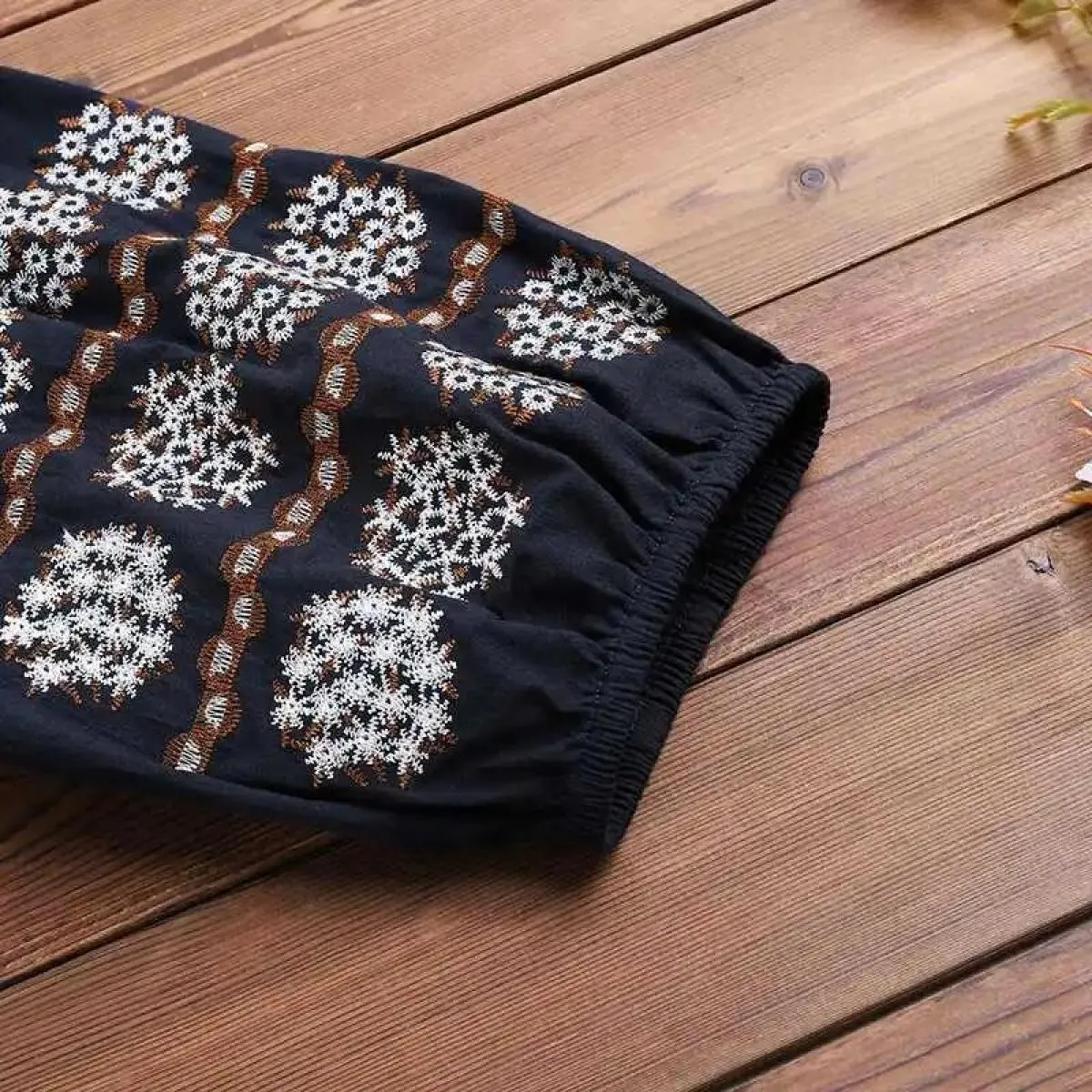 Camicetta da donna alla moda 2023 Autunno nuova elegante manica a lanterna ricamata camicia casual allentata da donna girocollo