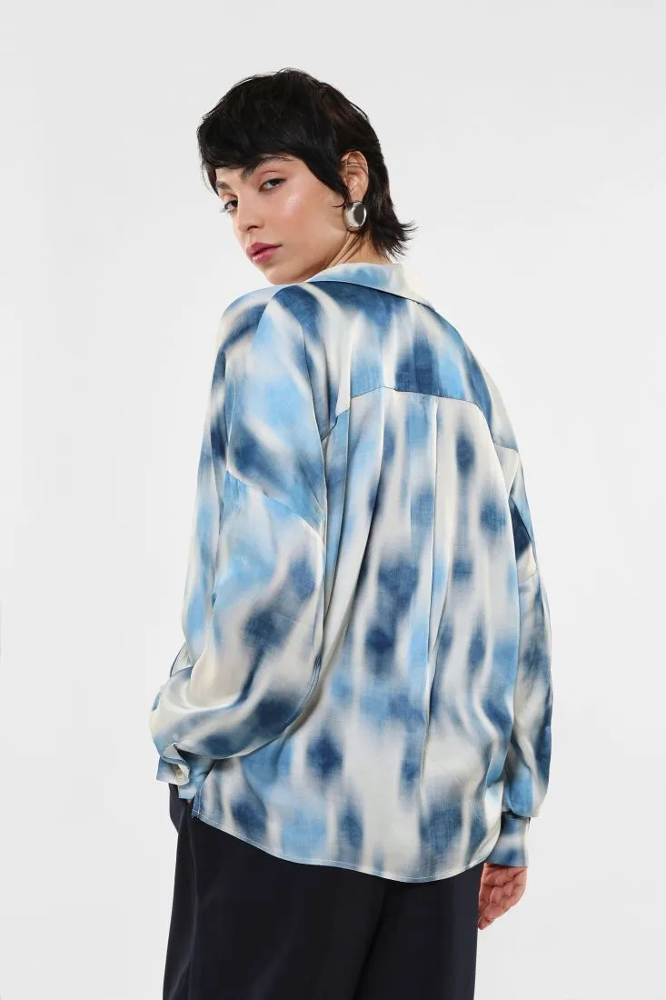 Camicia fantasia astratta con scollo a incrocio e pinces