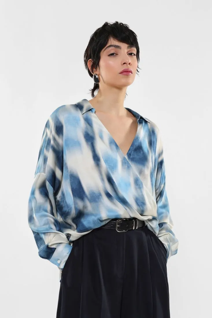 Camicia fantasia astratta con scollo a incrocio e pinces