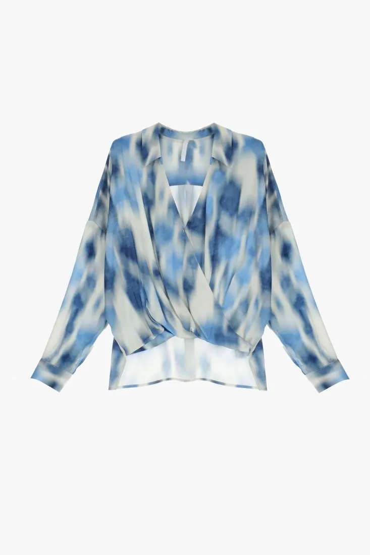 Camicia fantasia astratta con scollo a incrocio e pinces