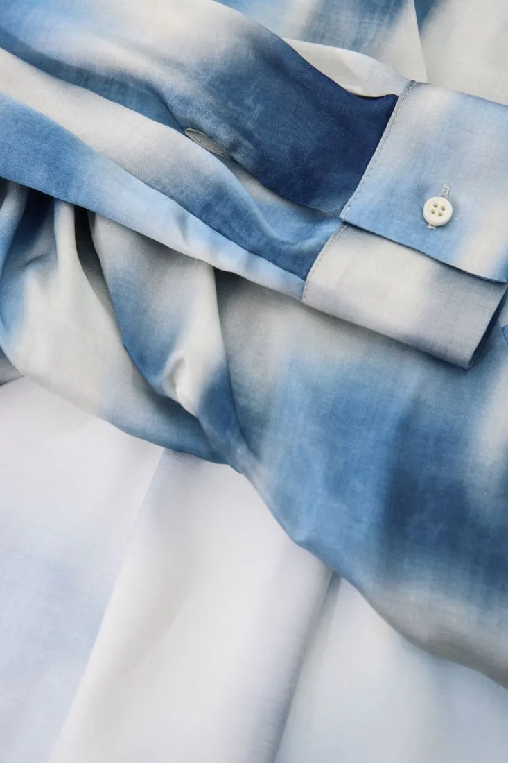 Camicia fantasia astratta con scollo a incrocio e pinces