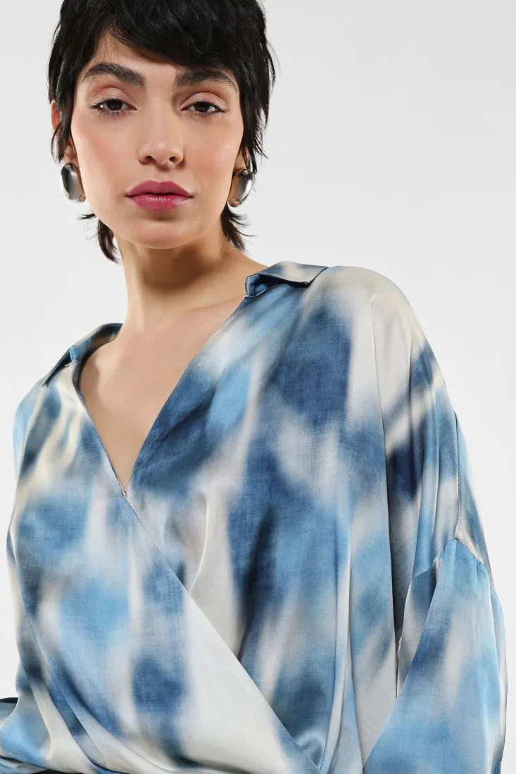 Camicia fantasia astratta con scollo a incrocio e pinces