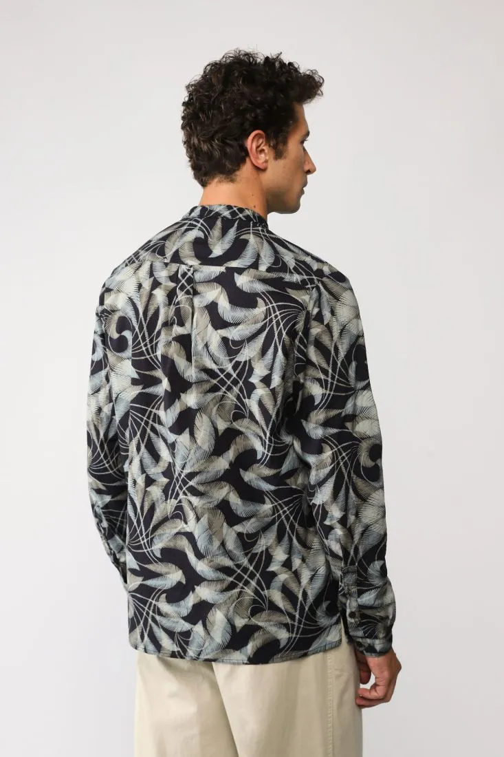 Camicia girocollo fantasia astratta con abbottonatura parziale