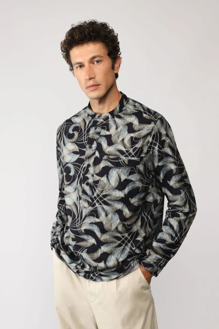 Camicia girocollo fantasia astratta con abbottonatura parziale