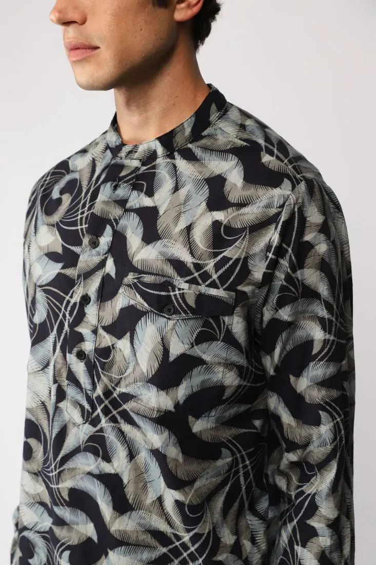 Camicia girocollo fantasia astratta con abbottonatura parziale
