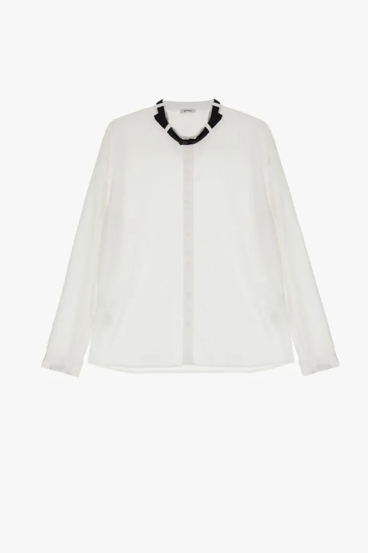 Camicia in puro cotone monocolour con nastrino a contrasto