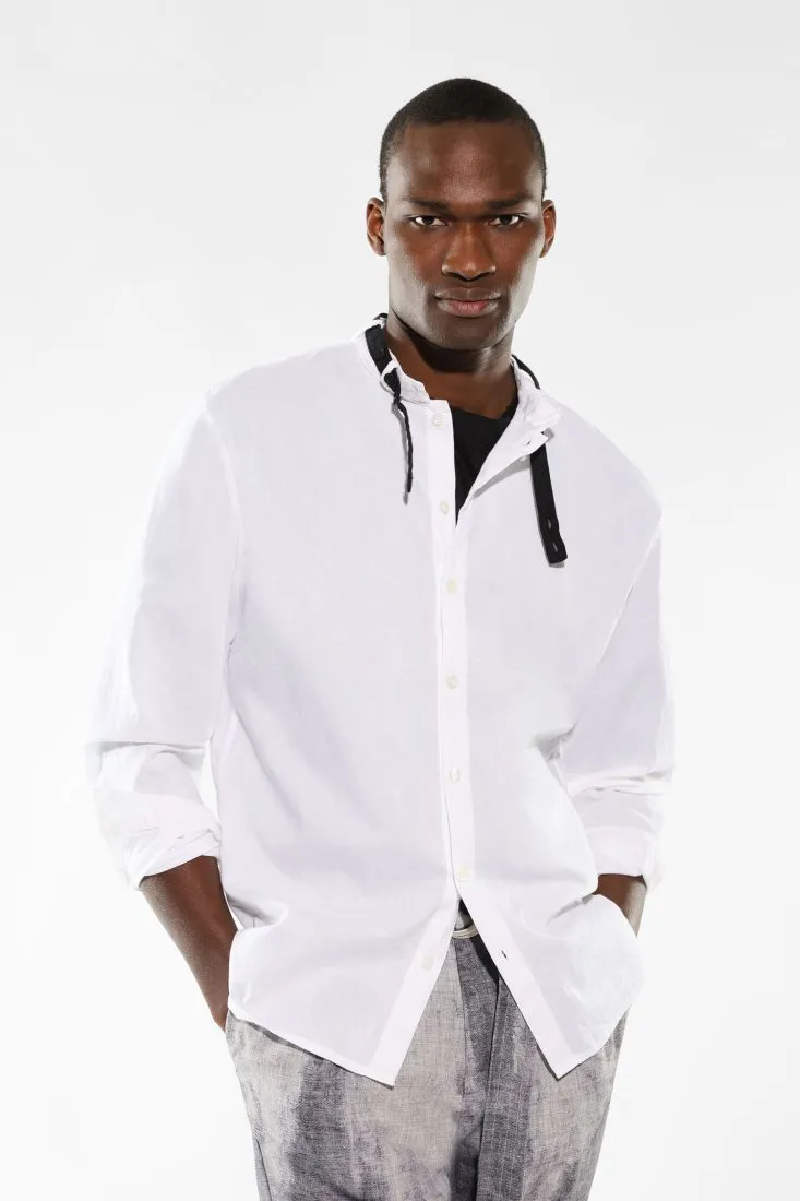 Camicia in puro cotone monocolour con nastrino a contrasto
