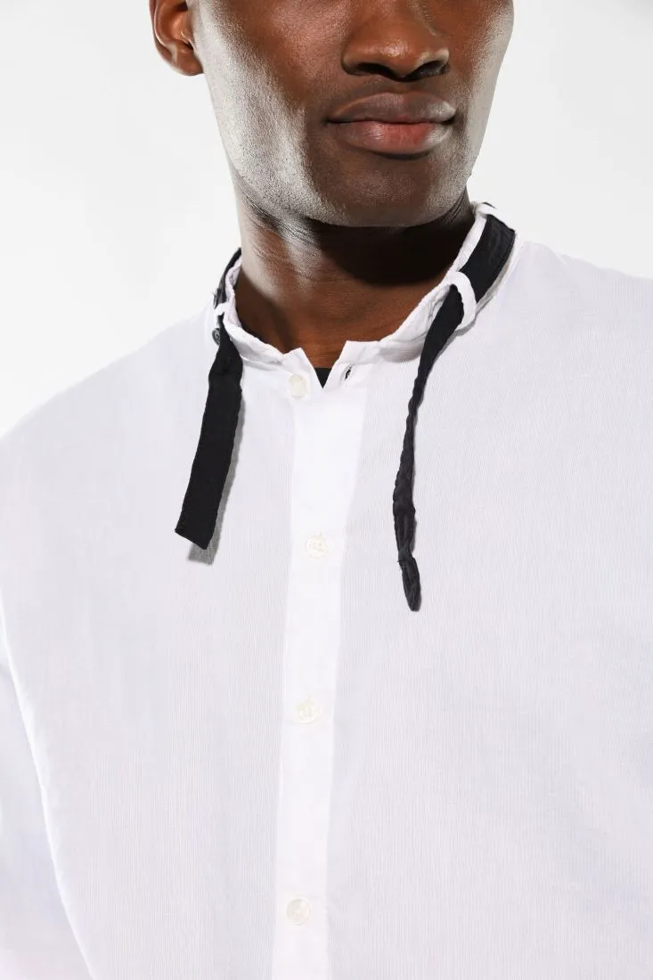 Camicia in puro cotone monocolour con nastrino a contrasto