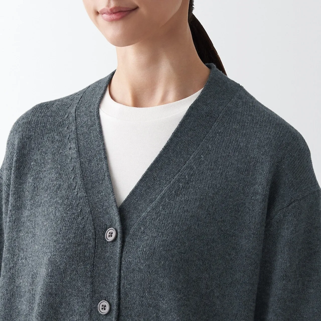 Cardigan in lana con scollo a V