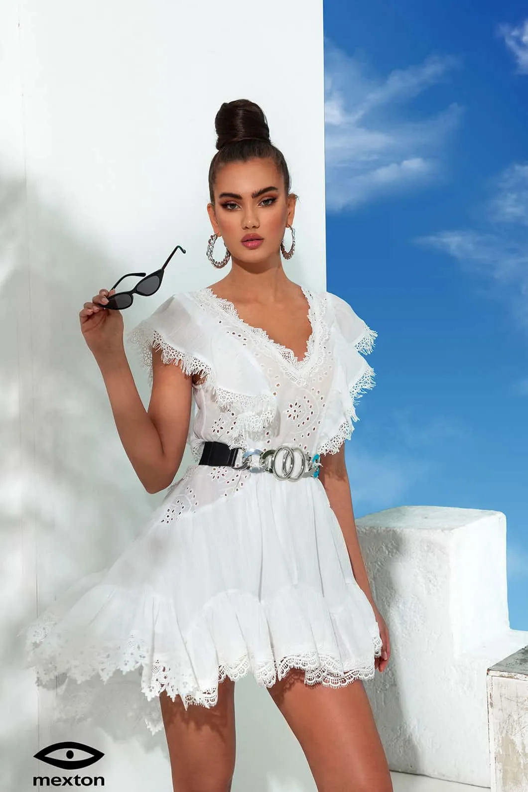 Elegante abito estivo in sangallo con cintura in vita rimovibile