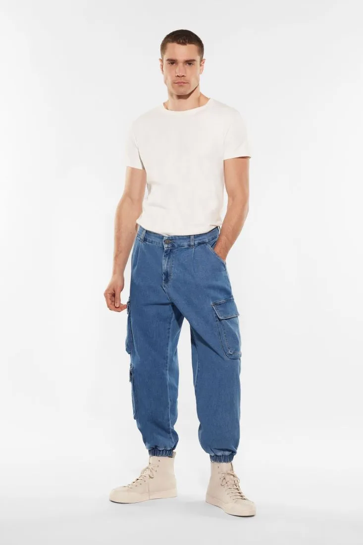 Jeans baggy cargo con orli elasticizzati e pinces