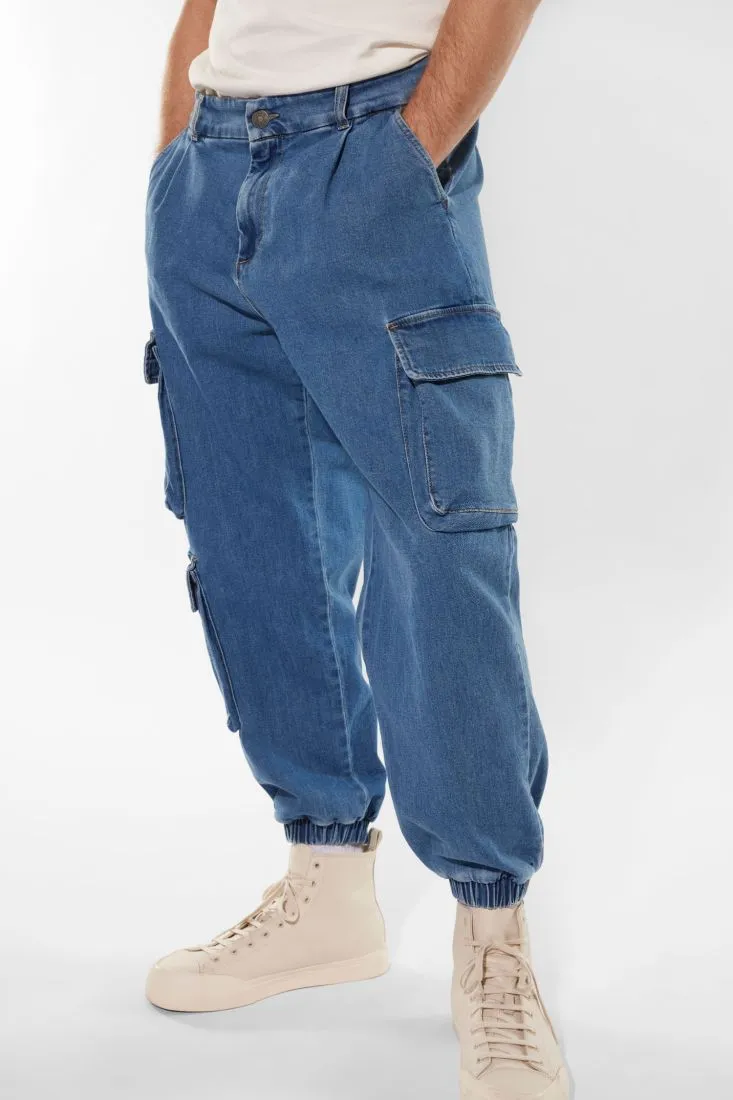 Jeans baggy cargo con orli elasticizzati e pinces