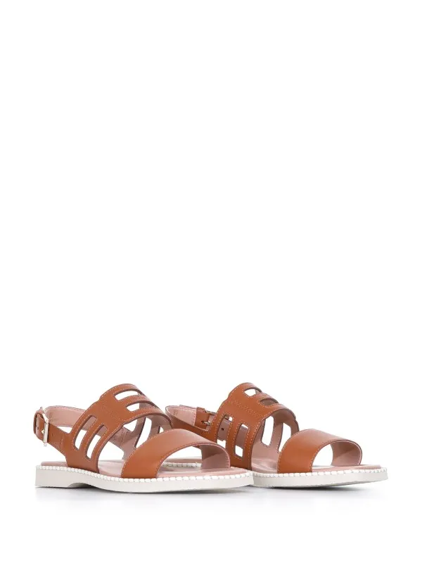 Leather sandals with buckle