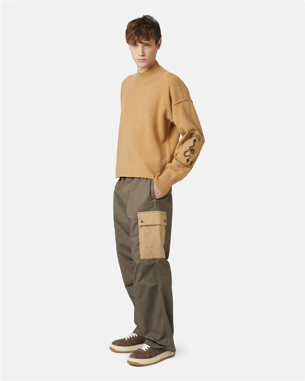 Maglione girocollo con logo ricamato