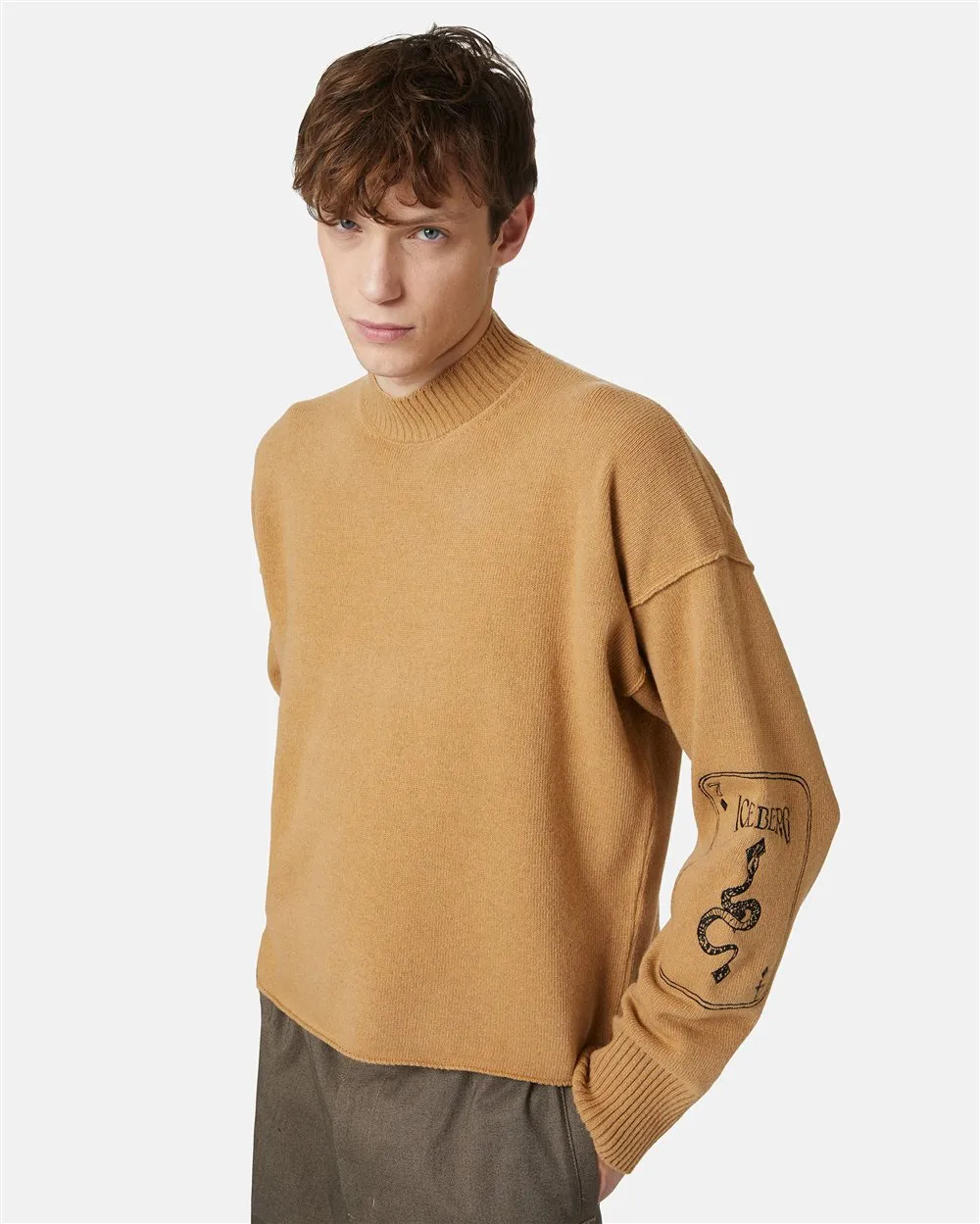 Maglione girocollo con logo ricamato