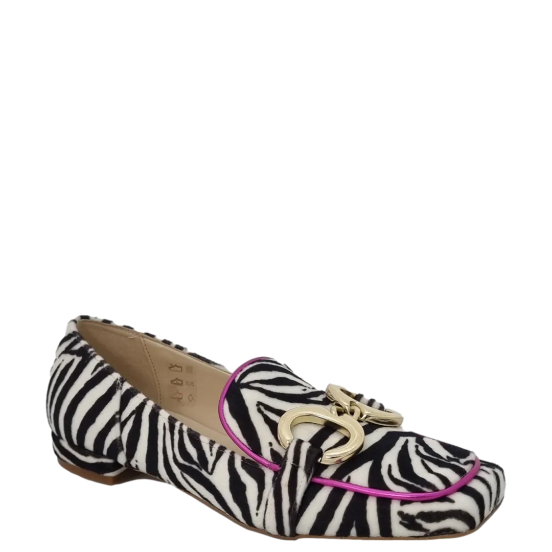 Mocassini animalier con tacco basso punta quadrata e accessorio oro