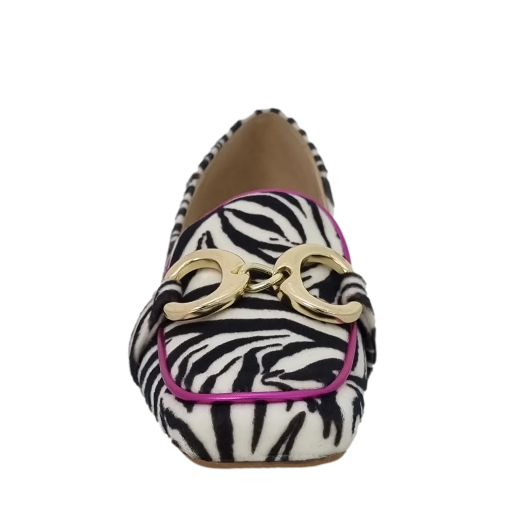 Mocassini animalier con tacco basso punta quadrata e accessorio oro