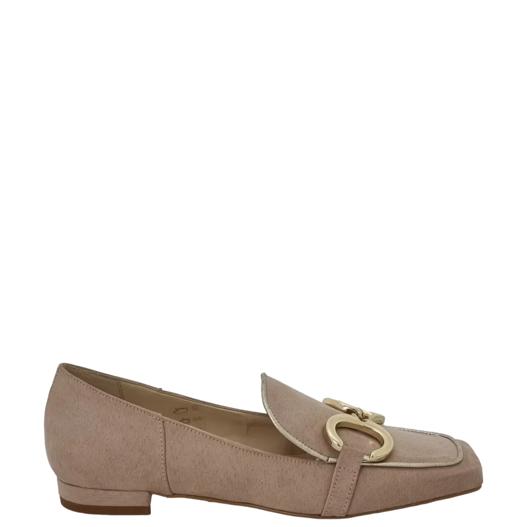 Mocassini beige con tacco basso punta quadrata e accessorio oro