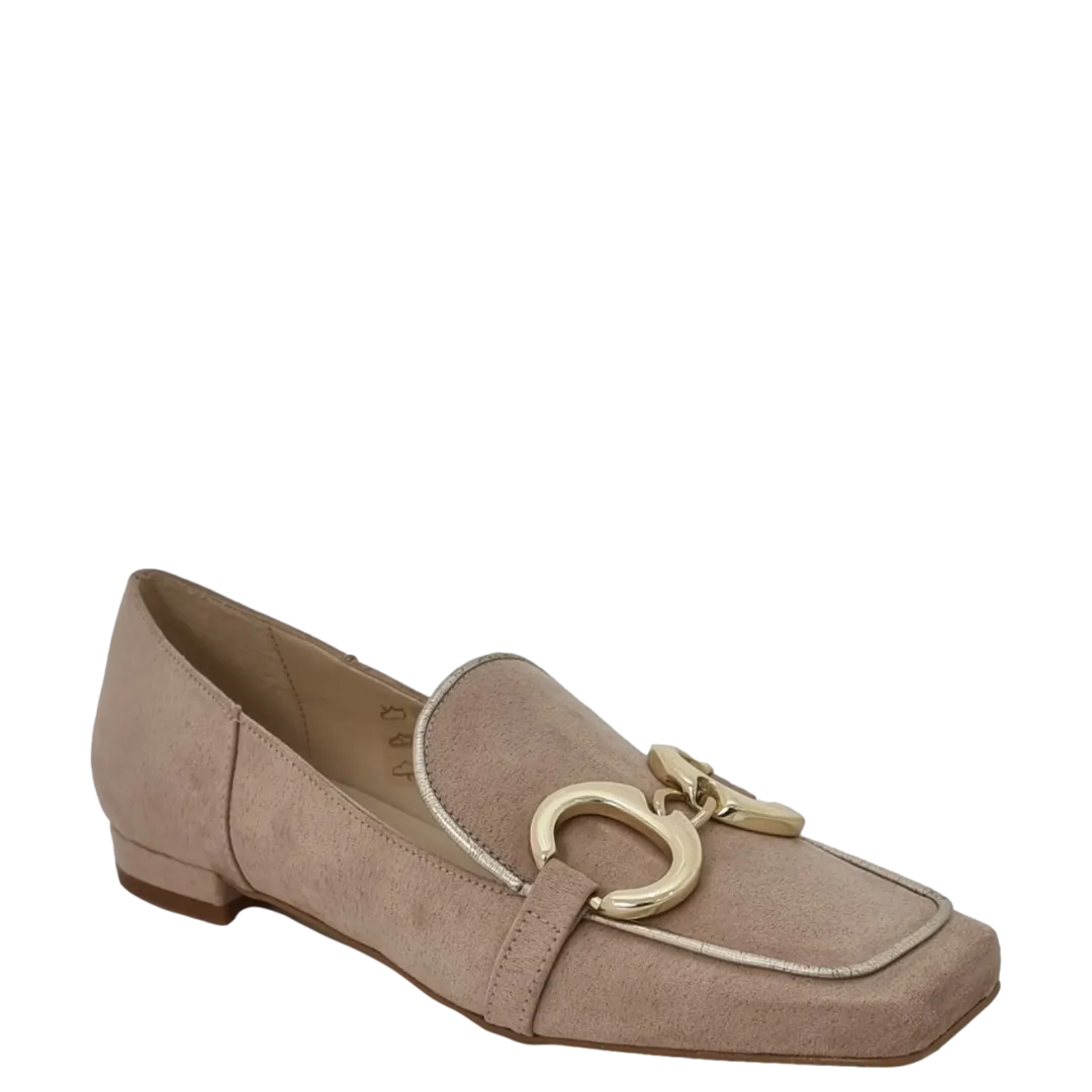 Mocassini beige con tacco basso punta quadrata e accessorio oro