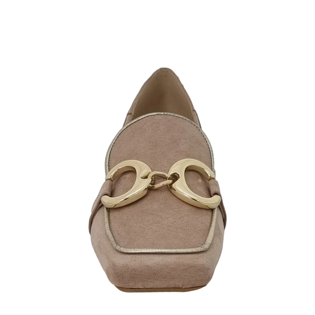 Mocassini beige con tacco basso punta quadrata e accessorio oro