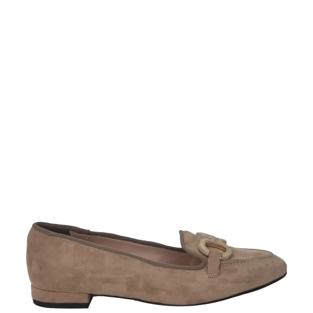 Mocassini camoscio beige con tacco basso e accessorio oro F/W