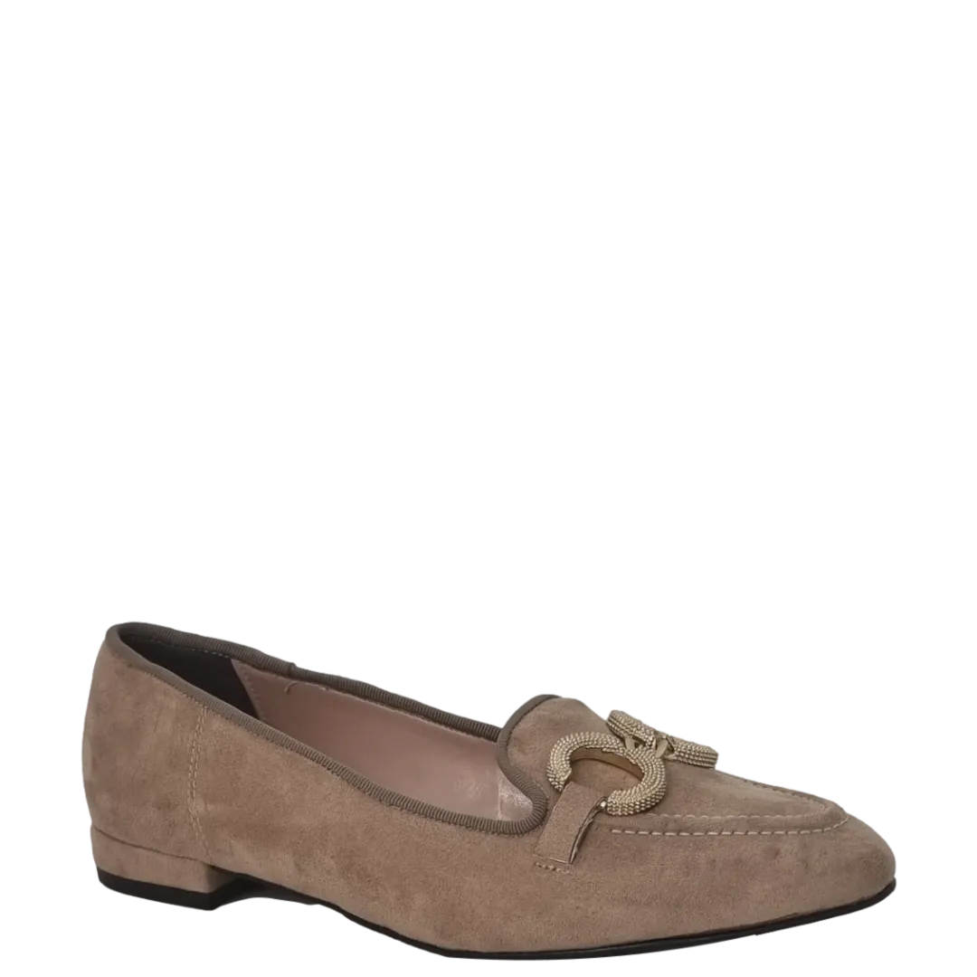 Mocassini camoscio beige con tacco basso e accessorio oro F/W