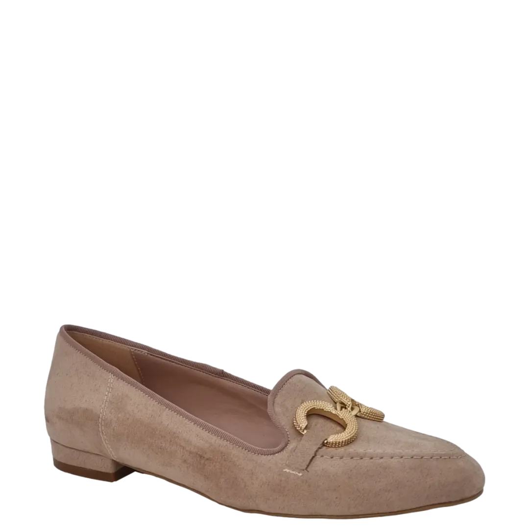 Mocassini camoscio nude con tacco basso e accessorio oro