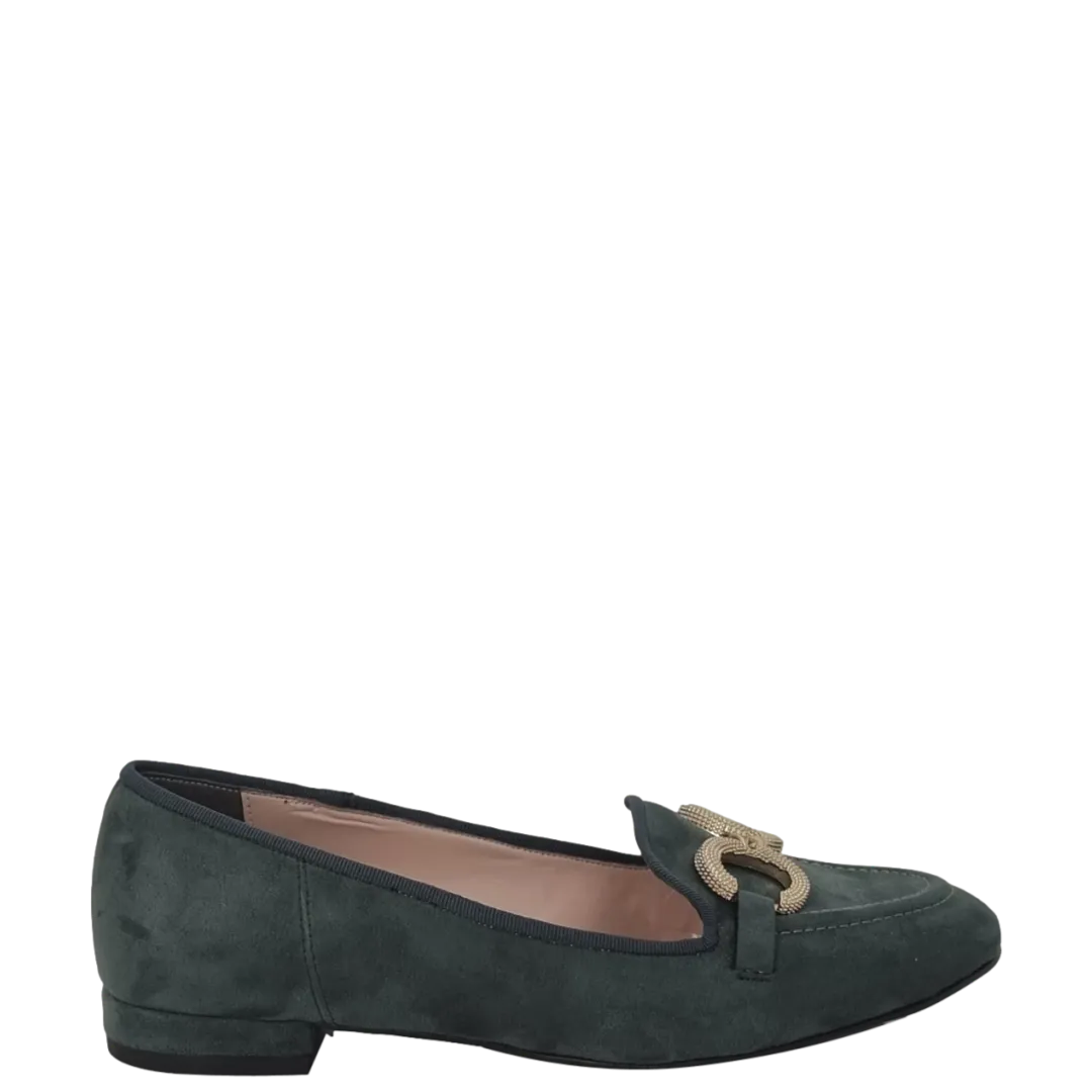 Mocassini camoscio verde con tacco basso e accessorio oro F/W