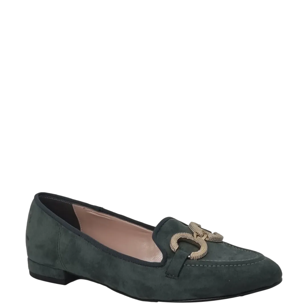 Mocassini camoscio verde con tacco basso e accessorio oro F/W