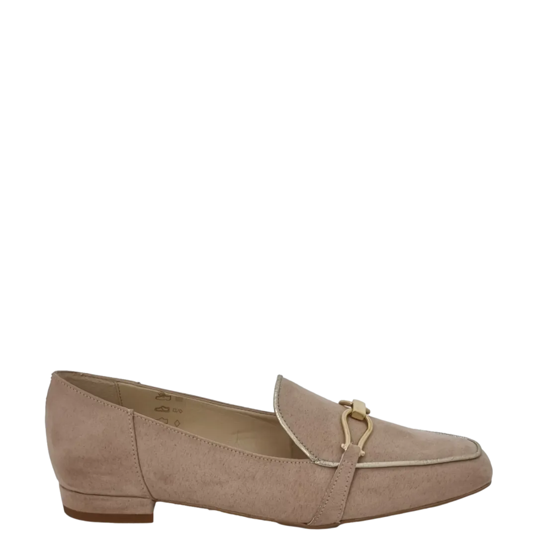 Mocassini cipria con tacco basso punta semi quadrata e accessorio oro