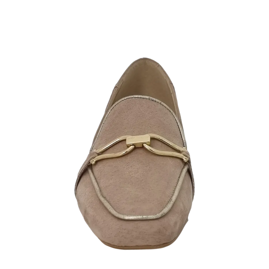 Mocassini cipria con tacco basso punta semi quadrata e accessorio oro