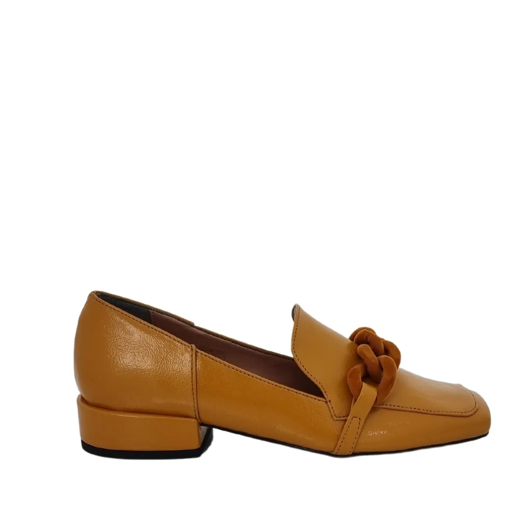 Mocassini con tacco basso punta quadrata naplak giallo ocra F/W