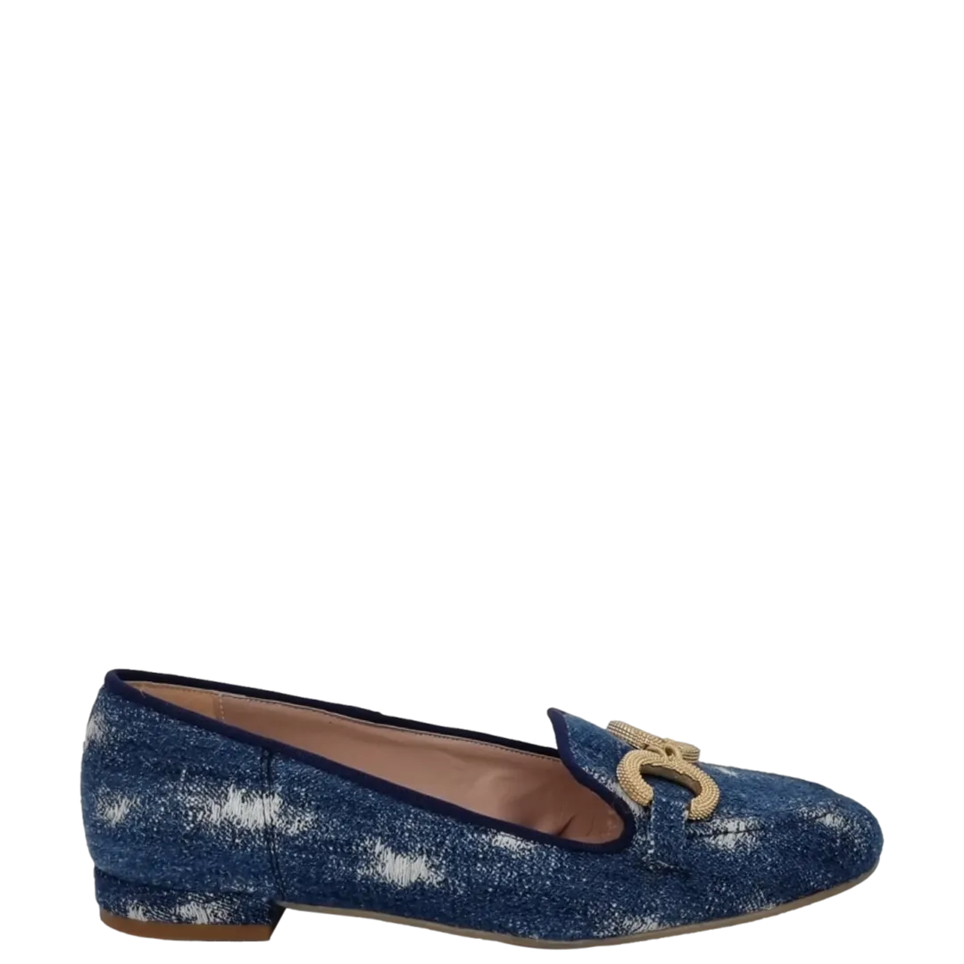 Mocassini in jeans strap blu con tacco basso e accessorio oro
