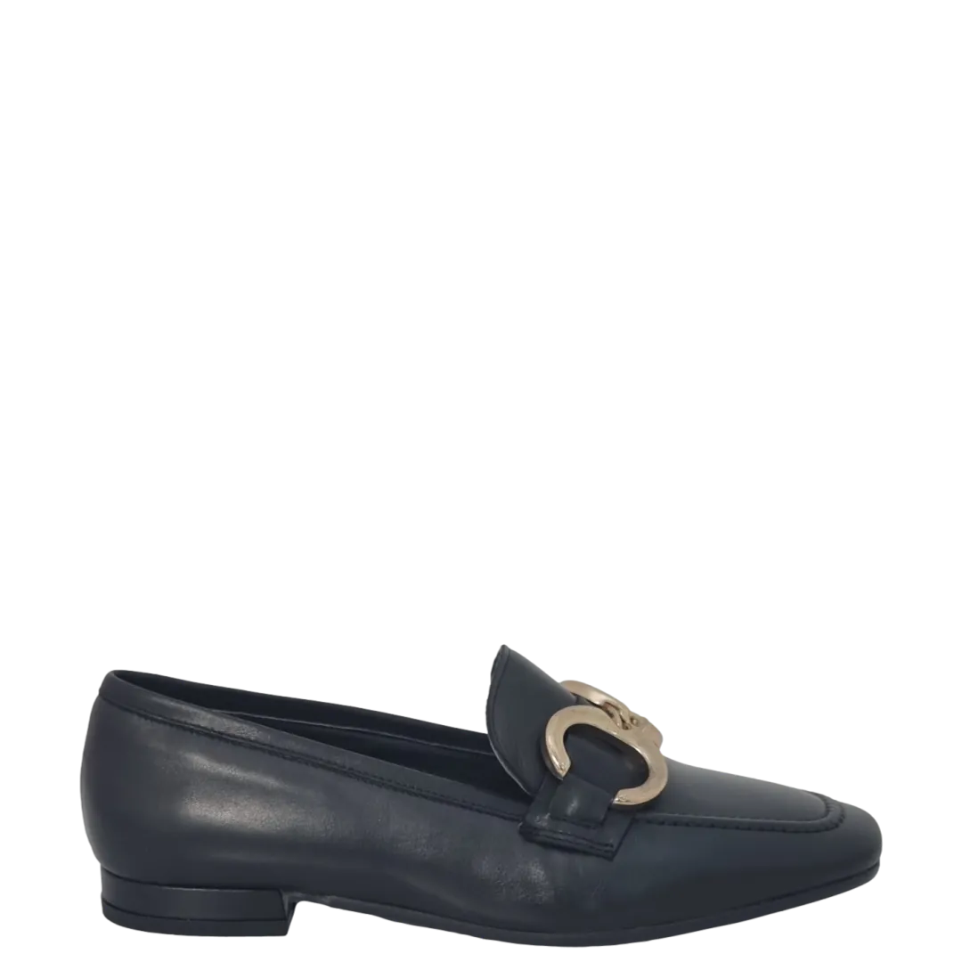 Mocassini in pelle nero con accessorio oro tacco basso F/W