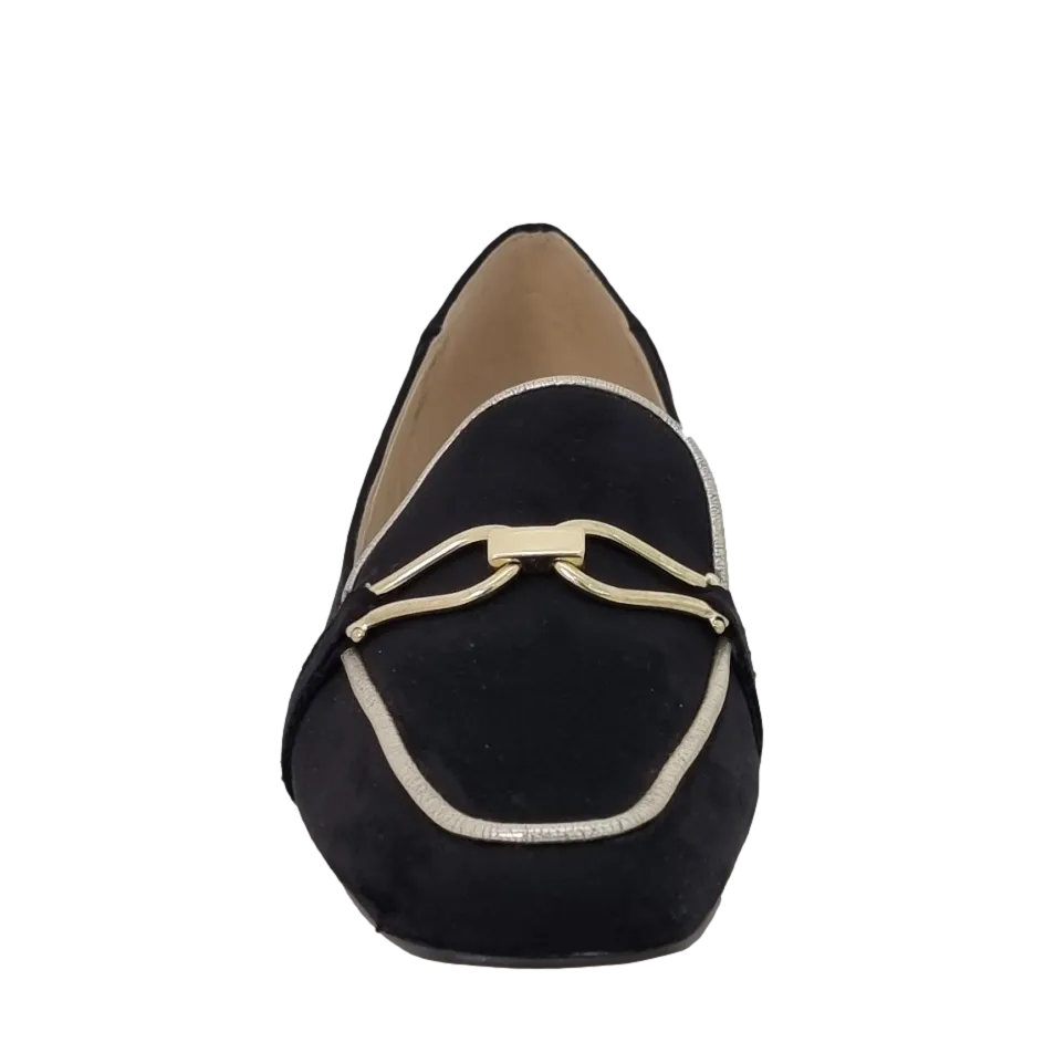 Mocassini neri con tacco basso punta semi quadrata e accessorio oro