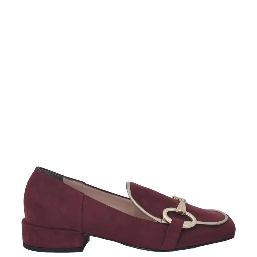 Mocassini punta quadrata camoscio bordeaux e accessorio oro F/W