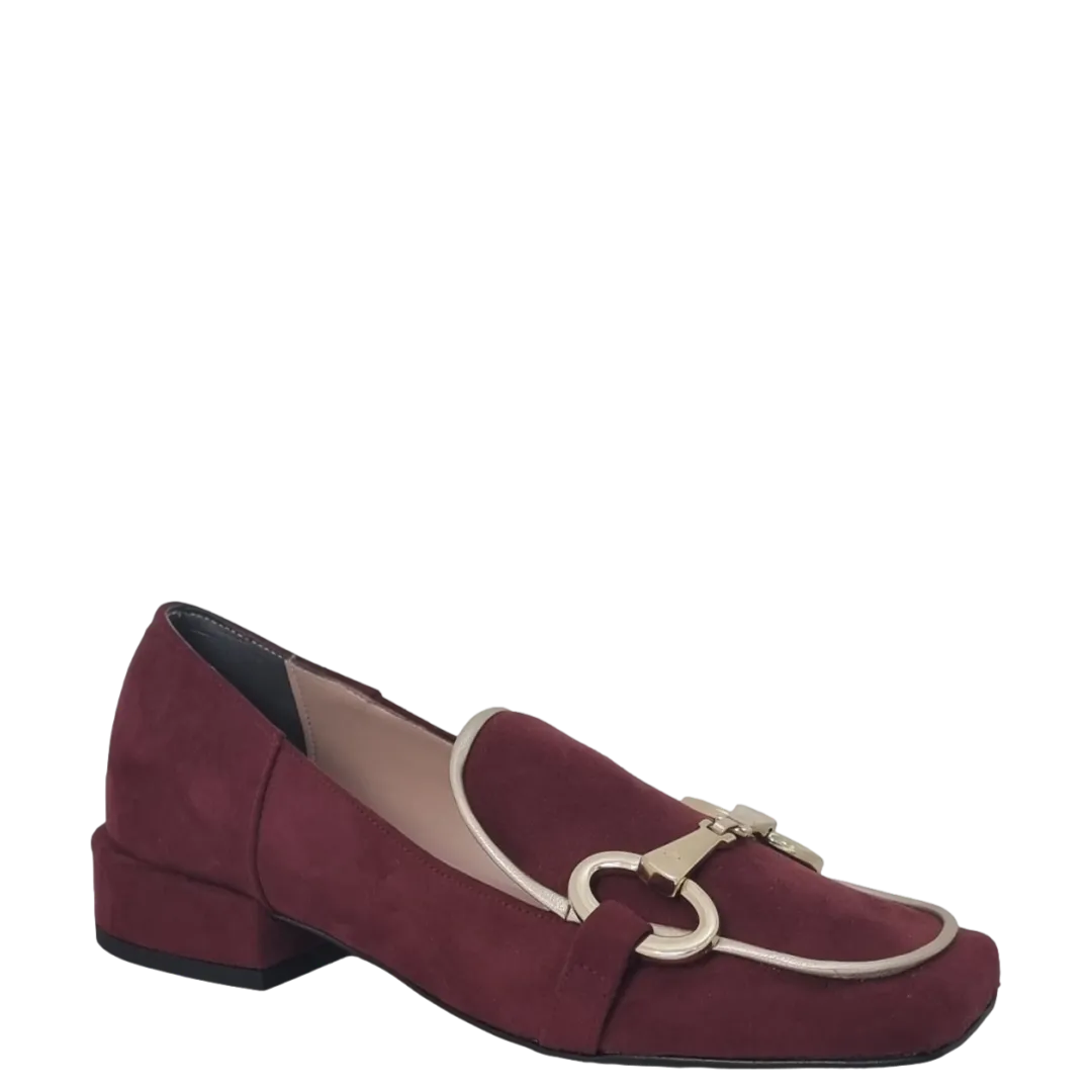 Mocassini punta quadrata camoscio bordeaux e accessorio oro F/W