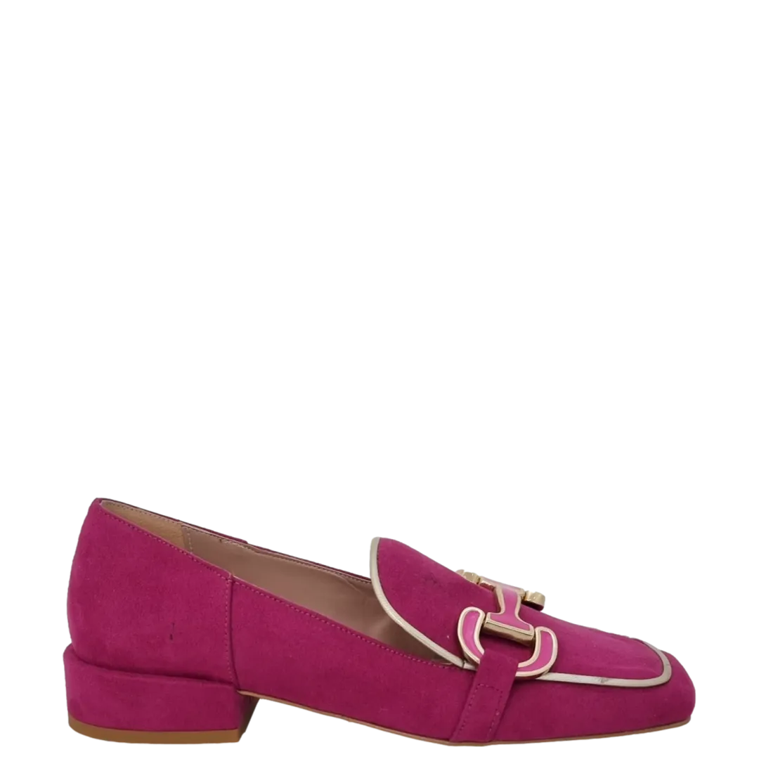 Mocassini punta quadrata camoscio fuxia e accessorio oro