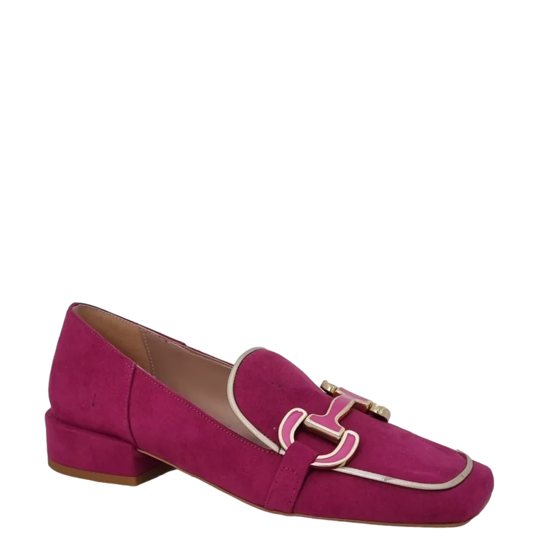 Mocassini punta quadrata camoscio fuxia e accessorio oro