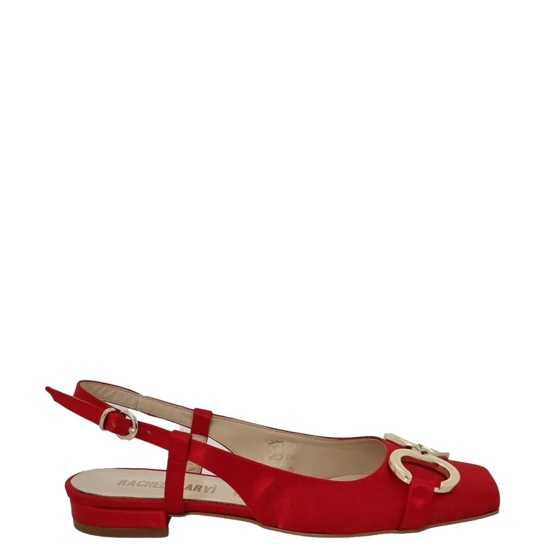 Mocassini raso rosso con tacco basso punta quadrata e accessorio oro