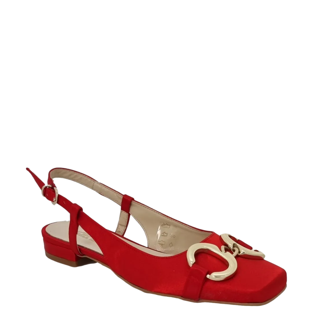 Mocassini raso rosso con tacco basso punta quadrata e accessorio oro