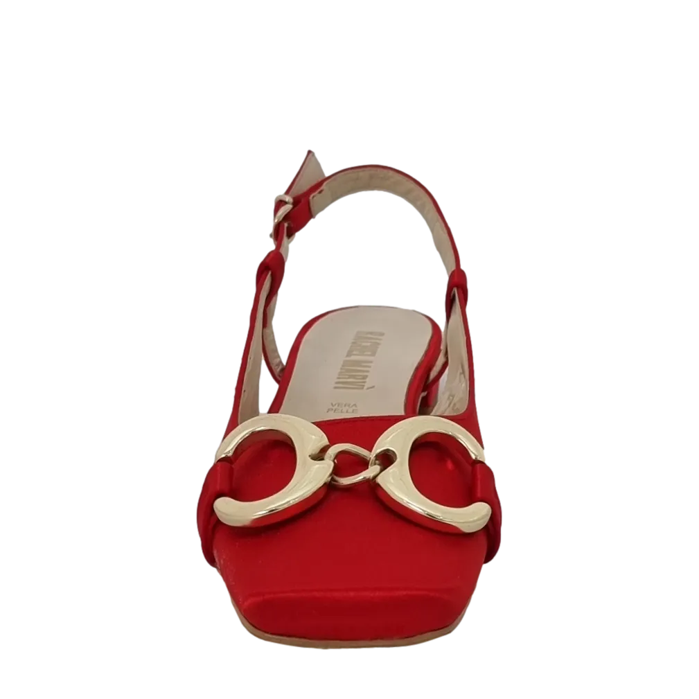 Mocassini raso rosso con tacco basso punta quadrata e accessorio oro