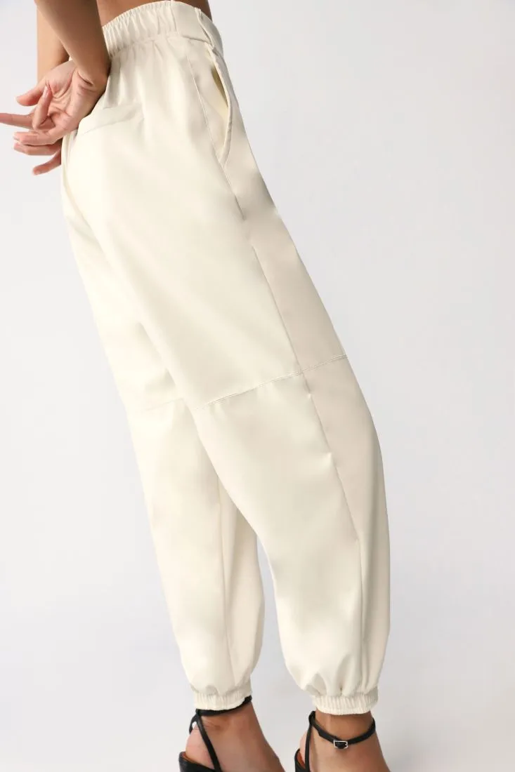 Pantaloni baggy in similpelle monocolour con tasche americane