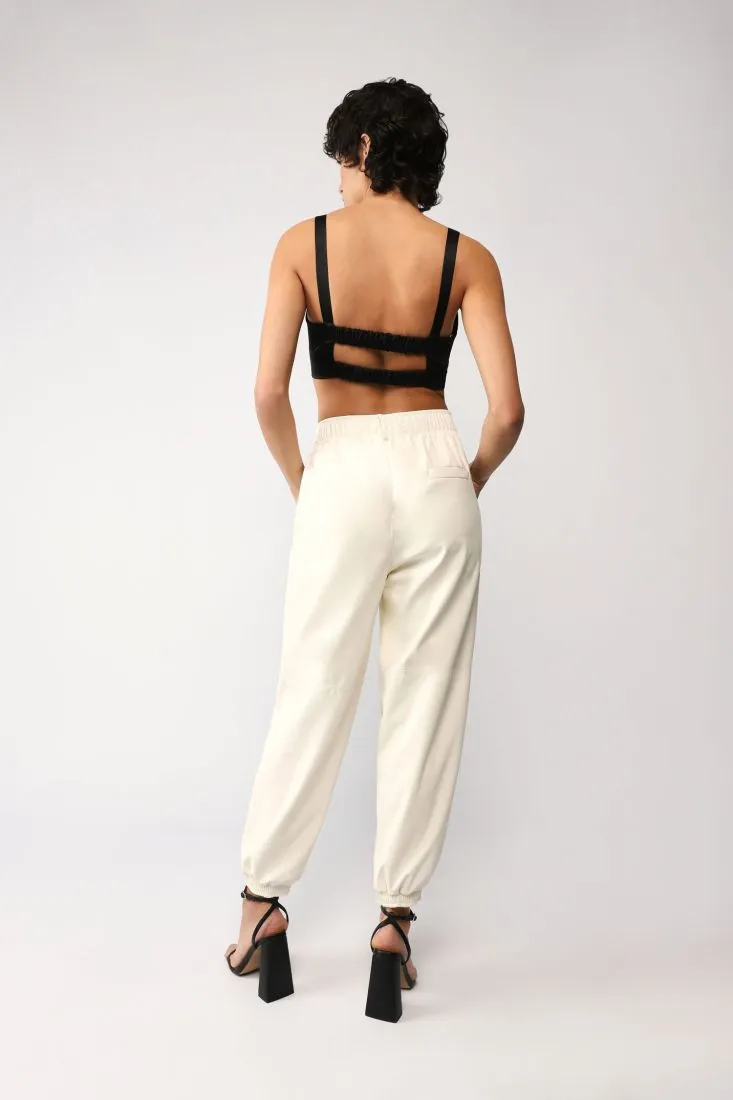 Pantaloni baggy in similpelle monocolour con tasche americane