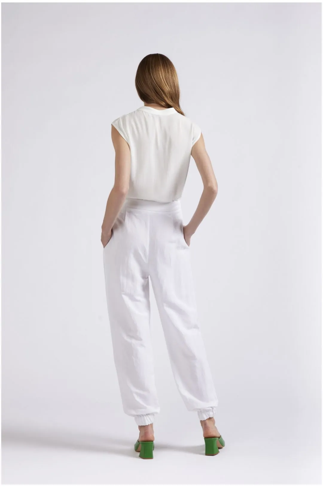 pantaloni con bottoni a vista ed elastico alla caviglia bianco
